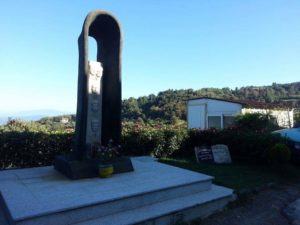 Il monumento in ricordo della tragedia