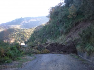 La strada Briganteo, mai completata, nel tratto in cui si verificano di continuo frane (3)