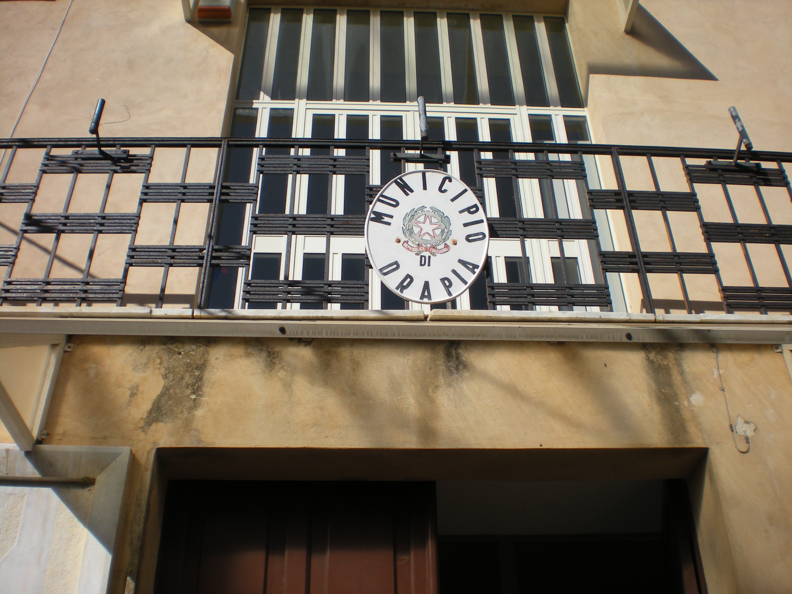 Lo stemma sulla facciata del palazzo municipale drapiese