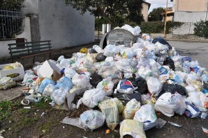 I rifiuti per le strade calabresi stanno diventando una drammatica costante