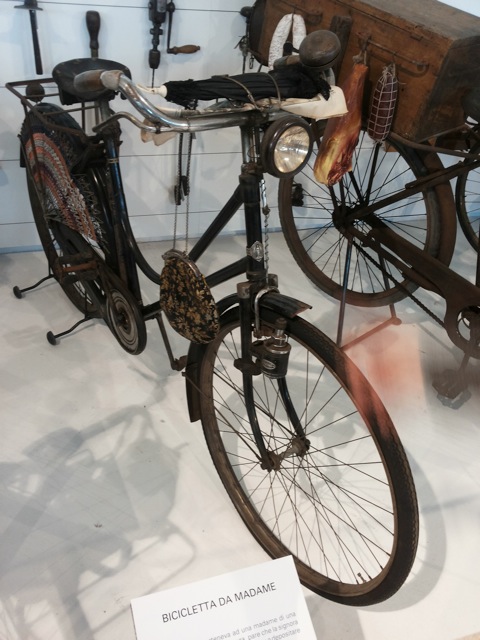 Bicicletta da Madame di casa di tolleranza. Cantù - Museo del Legno Riva 1920