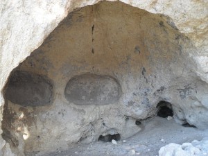 Tombe antiche scavate nella roccia nei pressi di santa Domenica