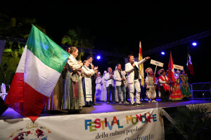 Gruppi folkloristici e al centro Franco Fasano